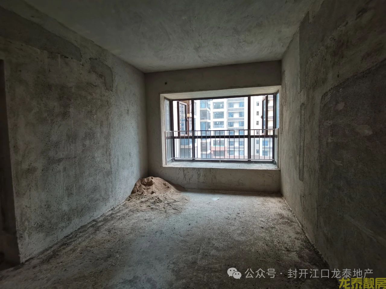 佰隆山河毛坯电梯中层4房